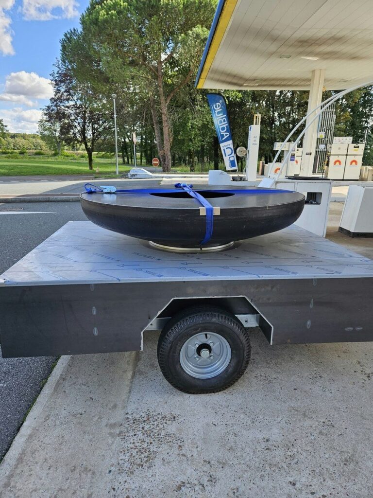 Remorque à essieu unique, vasque du braséro sanglée sur le plateau en inox