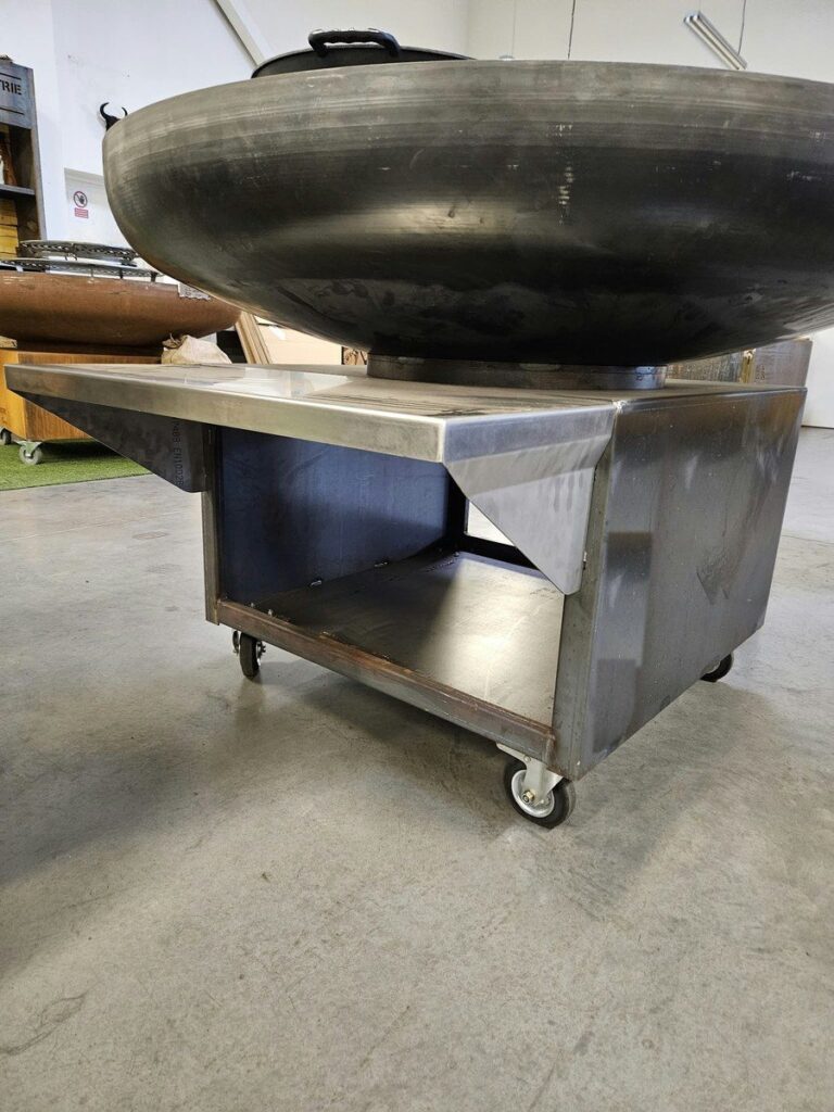 Tablette inox montée sur le côté d'un meuble de braséro