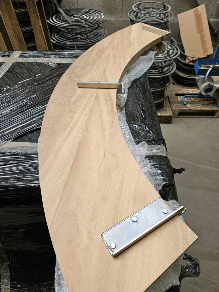 Pièce en chêne cintrée pour une tour en bois, en cours de fabrication